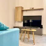 Design House - Terrace & Private Parking דירה *