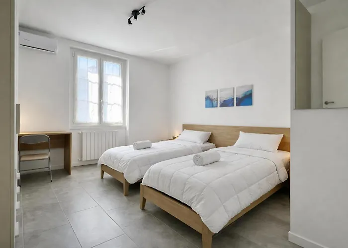 Design House - Terrace & Private Parking